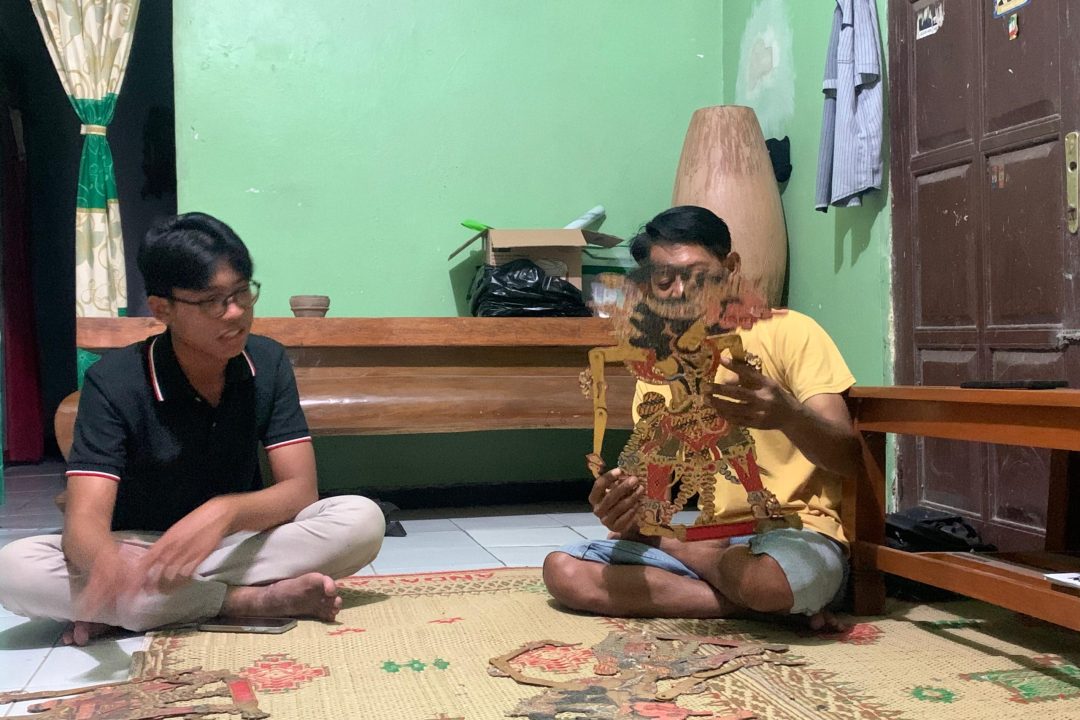 Ki Budi Warsito menunjukkan wayang buatannya.